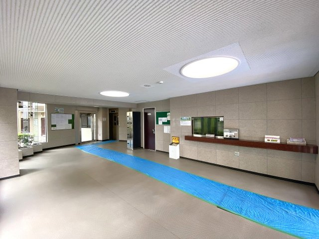 セザールお花茶屋のエントランス|掃除が行き届いた明るく解放感のあるエントランスホールです。防犯面にも配慮された安心設計となっており、毎日の暮らしを安全かつ快適にサポートしてくれる空間が広がっています。