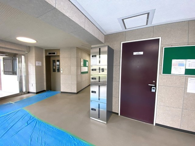 セザールお花茶屋の設備|不在時でも24時間いつでも荷物が受け取れる便利な宅配ボックスを備えています。再配達の手間が省け、日中お忙しい方やネットショッピングを頻繁に利用される方にとっても大変役立ちます。