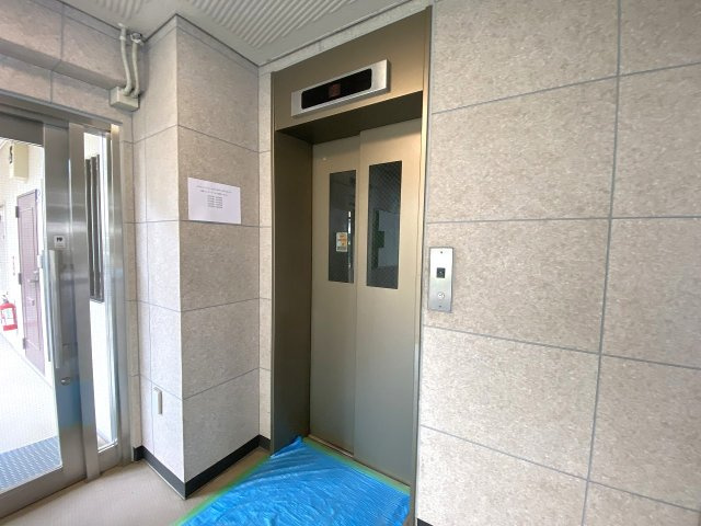 セザールお花茶屋のその他共用部分|明るく整然とした共用部分です。エレベーターへの動線もスムーズで、車椅子やベビーカーをご利用の際も移動しやすいバリアフリーに配慮された広々とした空間設計となっております。