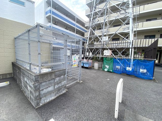 セザールお花茶屋のその他共用部分|敷地内にしっかり管理された専用のゴミ捨て場を完備しております。しっかりと清掃が行き届いており、日々のゴミ出し作業もスムーズに行える快適な共用設備となっております。