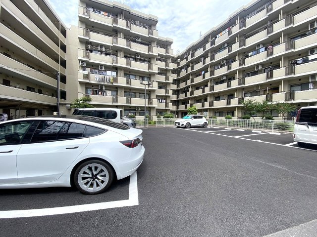 セザールお花茶屋の駐車場|敷地内に設置された駐車場スペースです。大切なお車を敷地内に駐車できる利便性の高さが魅力となっており、日常のお買い物やお出かけの際もスムーズにお車を利用できる環境です。