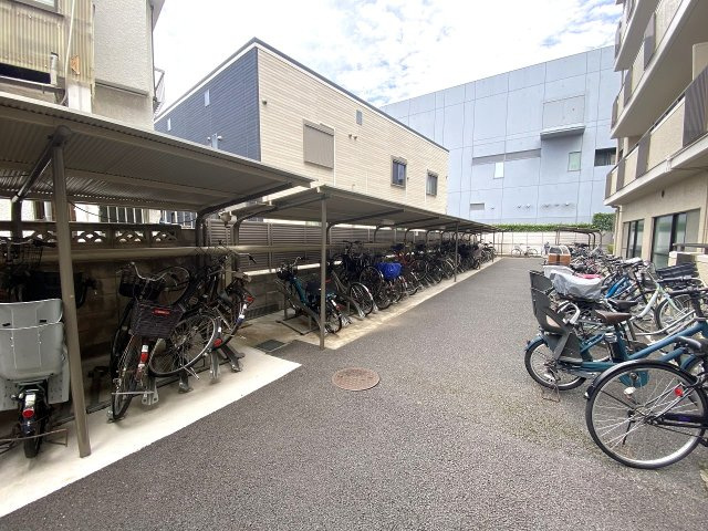 セザールお花茶屋の駐輪場|屋根付きで雨の日でも安心して自転車を保管できる駐輪場スペースです。毎日の通勤・通学やお買い物に自転車を利用される方にも大変便利な共用設備がしっかりと整っています。