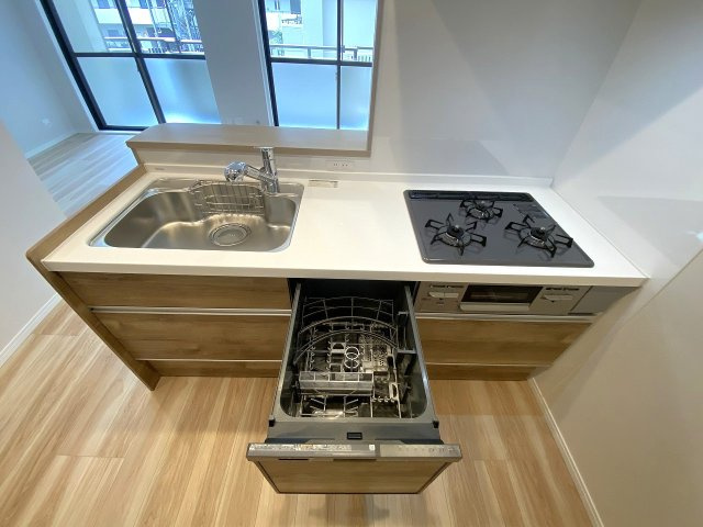 セザールお花茶屋の発電・温水設備|家事の負担を大きく軽減してくれる便利な食器洗い乾燥機を完備しています。手洗いでは落としにくい汚れもすっきり洗浄でき、食後の後片付けがスムーズに行えるのが魅力です。