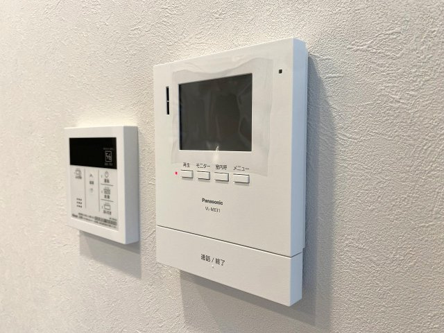セザールお花茶屋のセキュリティ|訪問者の顔を室内からしっかり確認できるTVモニター付きインターホンです。防犯性に優れており、不審者の侵入を防ぎながらお子様の留守番時や夜間の対応も安心に行っていただけます。