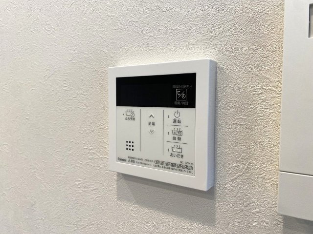 セザールお花茶屋の発電・温水設備|いつでも温かいお湯に浸かれる便利な追い焚き機能付き給湯パネルです。生活リズムの異なるご家族でも、ボタン一つでお好みの適温に温め直すことができるため大変便利です。