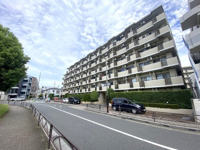 セザールお花茶屋の外観|落ち着きのあるデザインが魅力的なマンションの外観です。周辺の街並みとも綺麗に調和した美しい佇まいで、整然と維持管理された建物から安心感がしっかりと伝わってきます。
