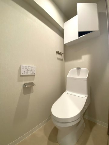 セザールお花茶屋のトイレ|衛生面や機能性に優れた快適なトイレ設備へと新規交換済みです。お手入れがしやすく常に清潔に保てるデザインとなっており、毎日気持ちよくお使いいただける安心の空間です。