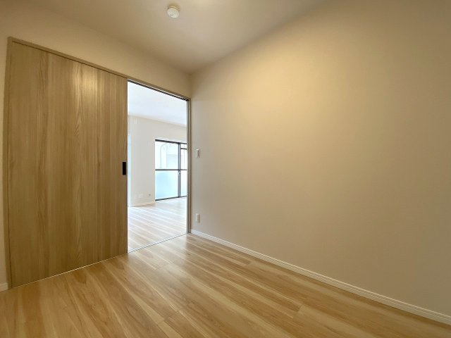 セザールお花茶屋の寝室|間取り図右側中央に位置する3.6帖のお部屋です。限られたスペースを有効活用しやすく、ベッドやデスクを配置して落ち着いたプライベート空間としてお過ごしいただけます。
