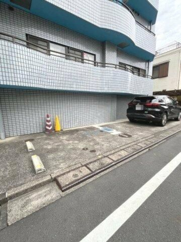スペースエムの駐車場