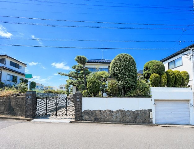 【前面道路含む現地写真】 | 多摩区南生田2丁目　中古戸建 | ◆爽やかな青空の下に贅沢なほどに降り注ぐ陽光、豊かな居住性と、クオリティが見事に調和した住空間は、住まうことの喜びを感じさせてくれます。ゆとりある広い敷地で開放的なお住まいです。