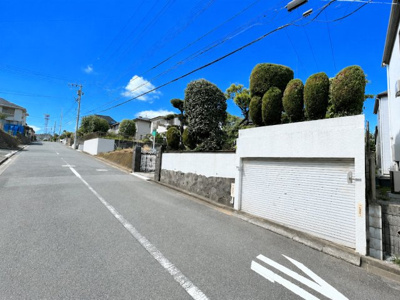 【前面道路含む現地写真】 | 多摩区南生田2丁目　中古戸建 | ◆前面道路も幅員があり車の運転も安心！前面道路は閑静な住宅地。車通りの少ない道路です。お子様にも安心です。