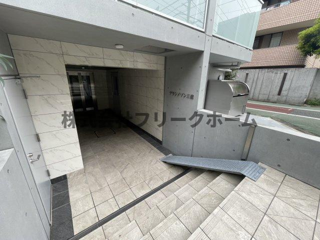 三鷹市下連雀４丁目の賃貸マンションのエントランス