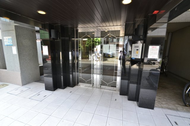 神戸市灘区友田町４丁目の賃貸マンションのエントランス