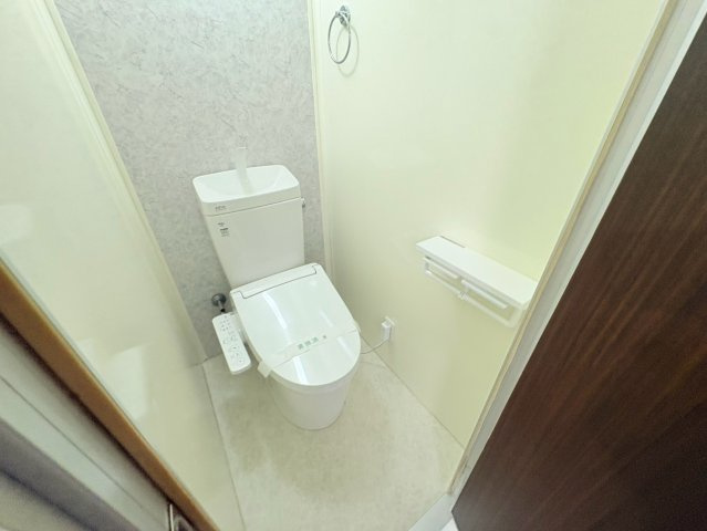 芦屋市東山町の賃貸マンションのトイレ