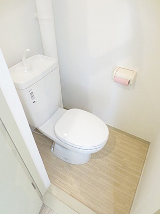 神戸市灘区記田町５丁目の賃貸マンションのトイレ