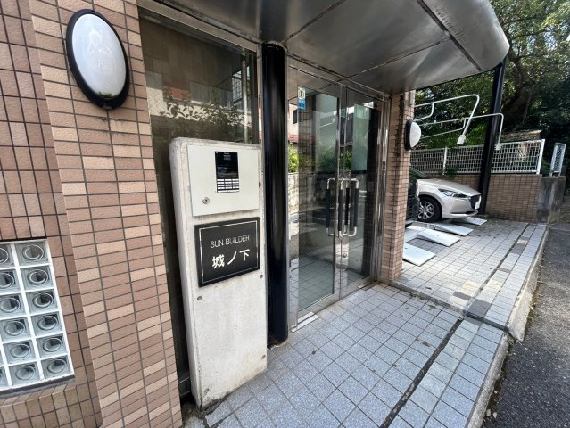神戸市灘区城の下通２丁目の賃貸マンションのエントランス