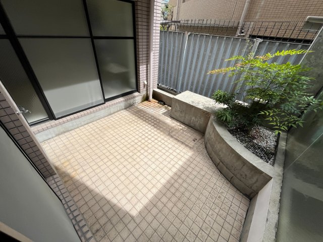 西宮市安井町の賃貸マンションの庭