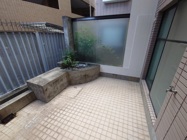 西宮市安井町の賃貸マンションの庭