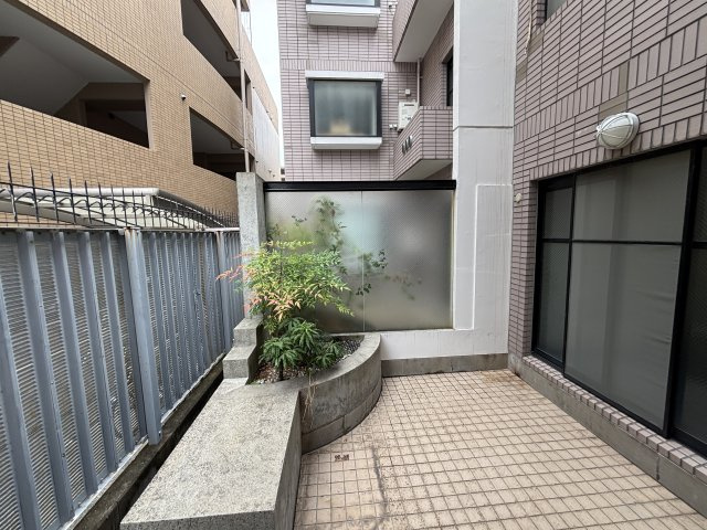 西宮市安井町の賃貸マンションの庭