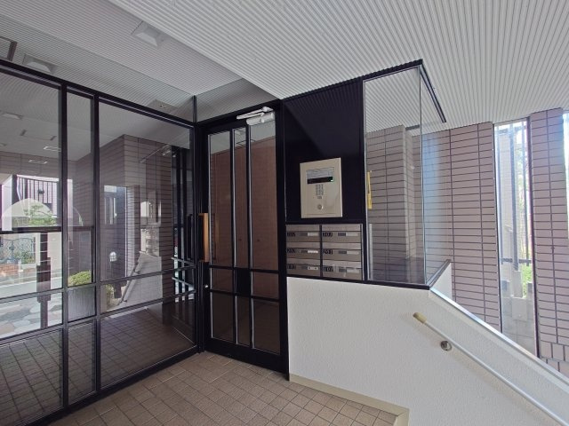 西宮市安井町の賃貸マンションのエントランス