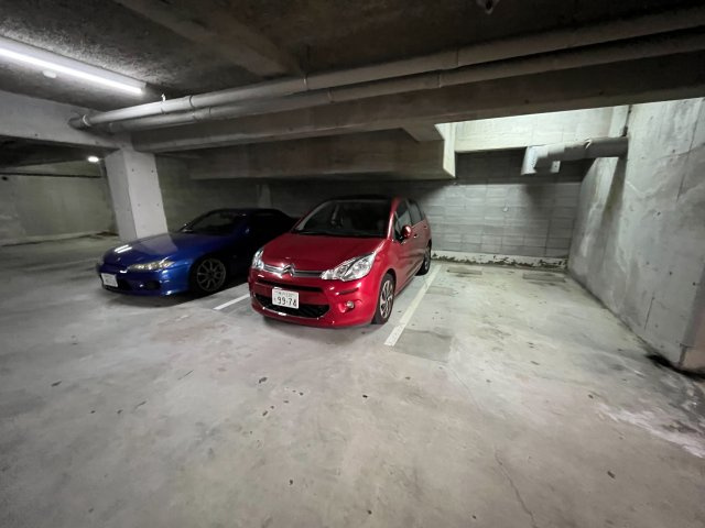 西宮市安井町の賃貸マンションの駐車場