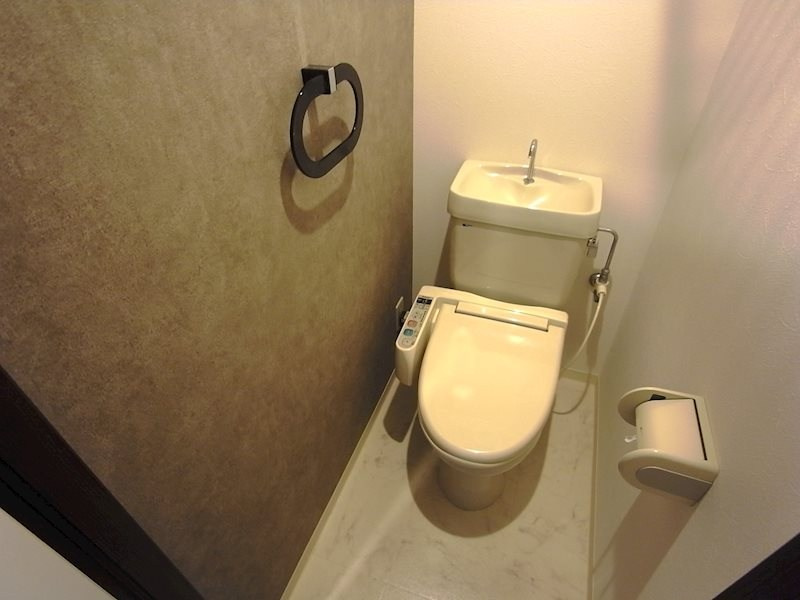 芦屋市茶屋之町の賃貸マンションのトイレ