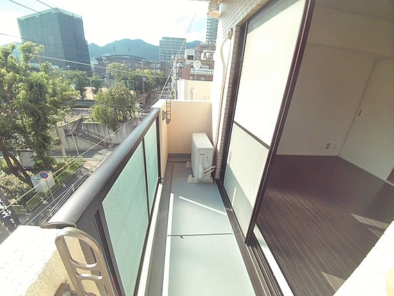 神戸市灘区岩屋北町５丁目の賃貸マンションのバルコニー
