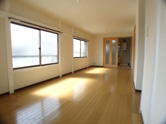 神戸市東灘区住吉山手１丁目のアパートの居間・リビング