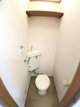 神戸市灘区下河原通４丁目の賃貸マンションのトイレ