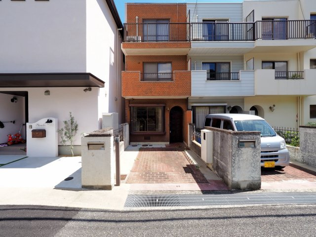 神戸市灘区上野通８丁目の賃貸マンションのエントランス