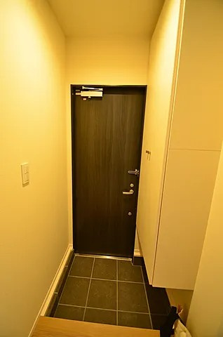 神戸市中央区宮本通４丁目の賃貸マンションの玄関