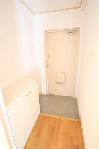 神戸市東灘区西岡本３丁目の賃貸マンションの玄関