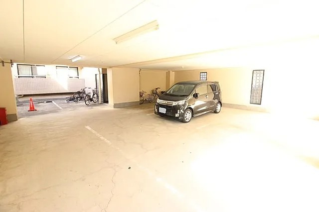 神戸市東灘区西岡本３丁目の賃貸マンションの駐車場