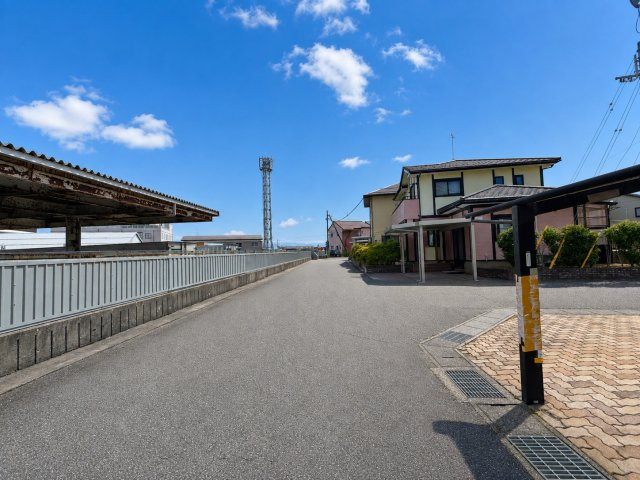 中央美咲町1丁目　中古戸建の前面道路含む現地写真