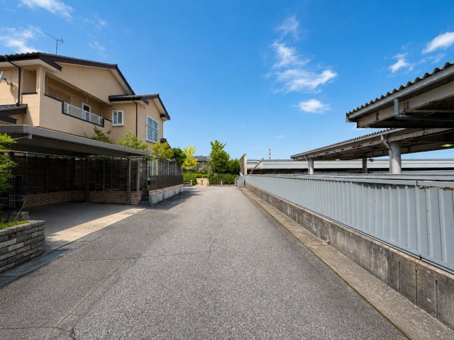 中央美咲町1丁目　中古戸建の前面道路含む現地写真