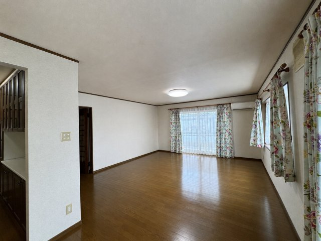 中央美咲町1丁目　中古戸建の居間・リビング|※プライバシー保護のため物消し修正を行っております