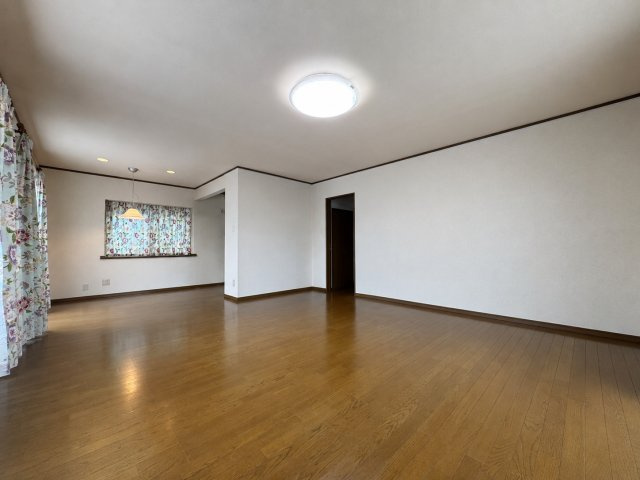 中央美咲町1丁目　中古戸建の居間・リビング|※プライバシー保護のため物消し修正を行っております　