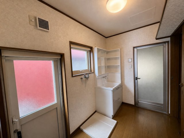 中央美咲町1丁目　中古戸建の独立洗面台|※プライバシー保護のため物消し修正を行っております　1階続き和室