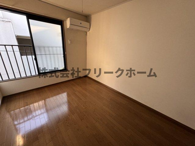 武蔵野市境南町２丁目のアパートの居間・リビング