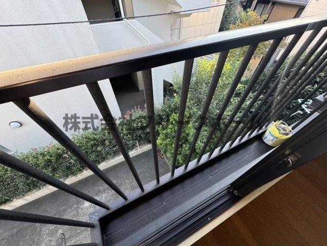 武蔵野市境南町２丁目のアパートのバルコニー