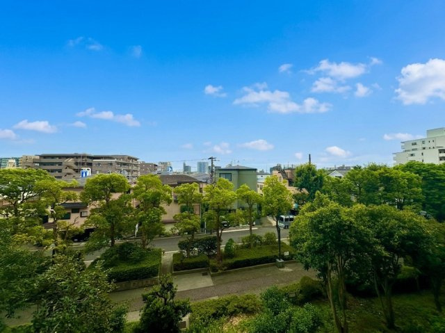 コープ野村バードウッド鶴見弐番館の展望|明るく広がる景色が、心地よい時間を演出します。