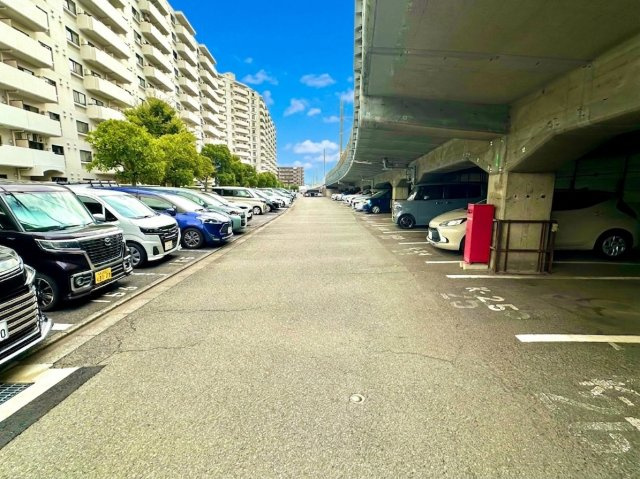 コープ野村バードウッド鶴見弐番館の駐車場|敷地内駐車場を備え、毎日のカーライフを快適にサポート。