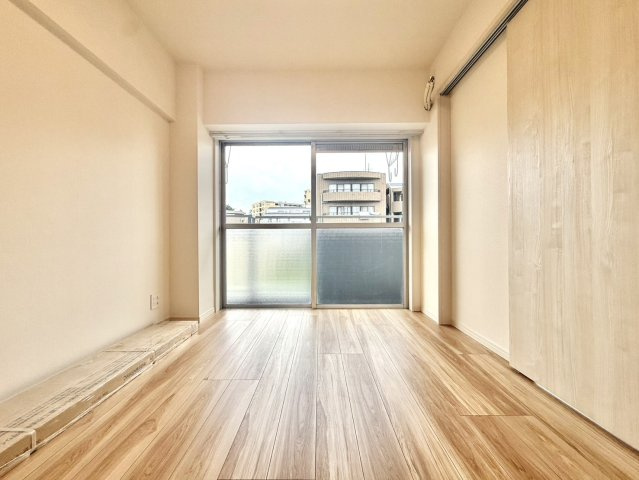 コープ野村バードウッド鶴見弐番館の洋室|【施工事例】
ワークスペースや趣味の部屋としても活用できる柔軟性のある空間です。