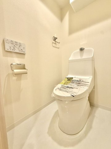コープ野村バードウッド鶴見弐番館のトイレ|【施工事例】
シンプルで上品な内装が、住まい全体の印象を損なわない落ち着いた空間を演出します。