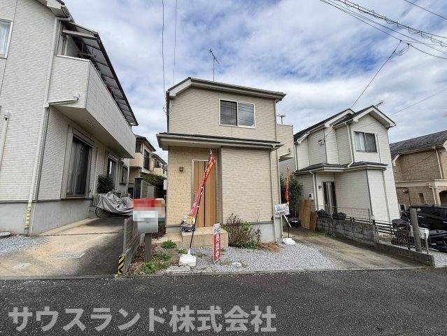 八王子市館町の外観|温かみのある木目調の玄関ドアがお出迎えする、親しみやすいデザインの外観です。前面道路から玄関までの距離が短く、たくさんお買い物をした日や、雨の日の出入りも負担が少なく快適に過ごせる設計です。