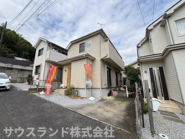 八王子市館町の外観|青空に美しく映えるすっきりとした佇まいのお家です。周辺は交通量が少なく静かな住宅街のため、小さなお子様がいるご家庭も安心して暮らせます。お散歩やベビーカーでの移動もしやすい落ち着いた環境です。