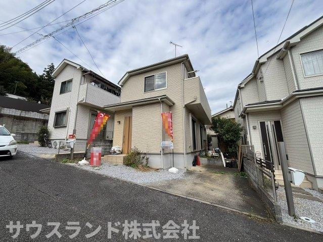 八王子市館町の外観|遮るものが少なく、陽の光がたっぷりと降り注ぐ明るい立地です。お家全体に自然光が入りやすく、日中は照明なしでも快適に過ごせます。風通しも良好で、お洗濯物がよく乾き毎日の家事も気持ちよくこなせます。