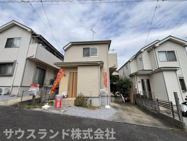 八王子市館町の外観|敷地内にはゆったりとした駐車スペースが確保されています。お車の駐車はもちろん、自転車を置いたりお子様が外で少し遊んだりするゆとりもあります。お手入れがしやすい外構で、きれいな状態を保ちやすいです。