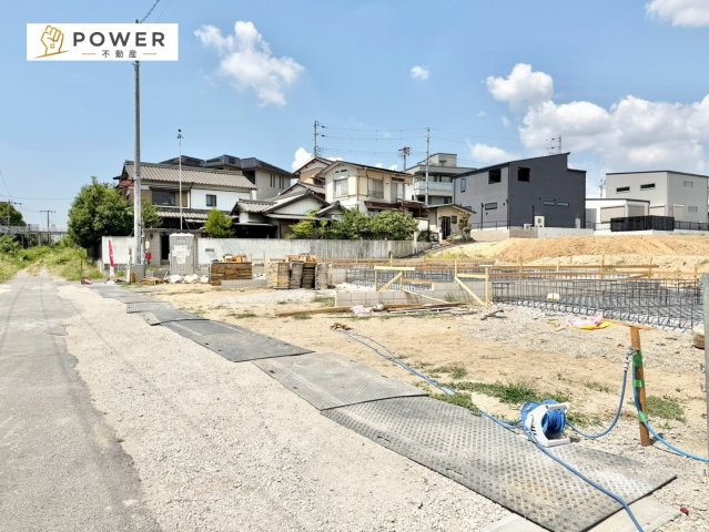 クレイドルガーデン　大府市朝日町第2の前面道路含む現地写真|十分な幅が確保されており、車の出し入れもスムーズ。お子様の送り迎えなど、日常の動作も快適に行えます。									
									