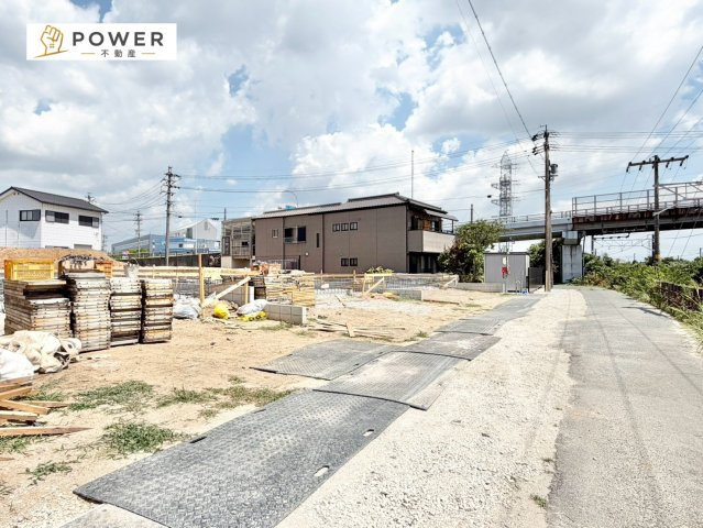 クレイドルガーデン　大府市朝日町第2の前面道路含む現地写真|十分な幅が確保されており、車の出し入れもスムーズ。お子様の送り迎えなど、日常の動作も快適に行えます。									
									